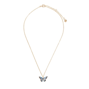 Détail macro du collier doré avec pendentif papillon en émail bleu et fermoir