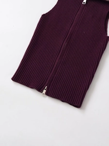 Détail du gilet en maille côtelée violet foncé avec fermeture à glissière en métal