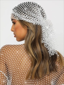 Détail d'un foulard en résille blanche et d'un haut avec strass brillants pour fête