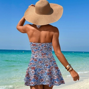 Vue arrière du maillot de bain une pièce à fleurs avec dos nu sur une plage ensoleillée