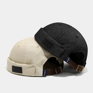 Bonnets Miki minimalistes beige et noir avec écusson en cuir et sangle de réglage