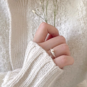 Minimalist 925 sterling silver ring featuring a single white pearl on a female hand
