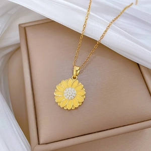 Golden titanium steel necklace featuring a yellow daisy pendant with sparkling crystals