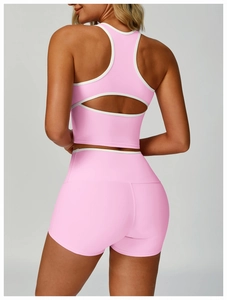 Détail de l'ensemble de sport rose avec liseré blanc et dos ajouré pour le fitness