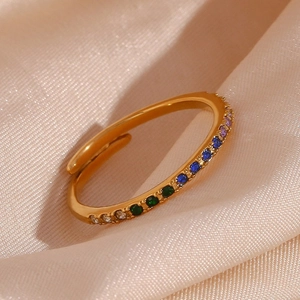 Primer plano de anillo ajustable dorado con una fila de circonitas de colores vivos