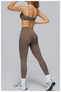 Dettaglio del set yoga grigio melange con leggings a vita alta e retro sportivo
