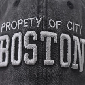 Casquette de baseball en denim gris foncé délavé avec broderie Boston pour hommes et femmes