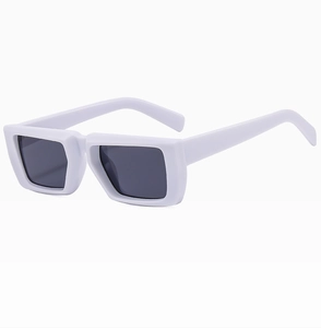 Detailansicht der markanten weißen quadratischen Sonnenbrille mit dunklen Gläsern