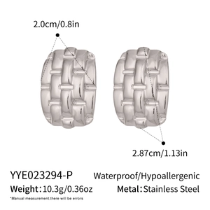 Détail de boucles d'oreilles tissées en acier inoxydable avec poids et dimensions