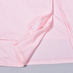 Detail von rosa Strickstoff mit Präzisionsnähten und Seitenschlitz am unteren Saum