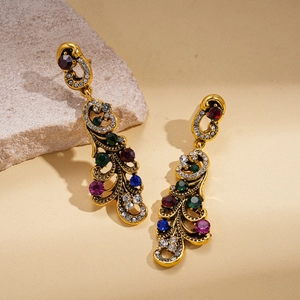 Boucles d'oreilles vintage dorées avec filigrane et cristaux colorés de style bohème