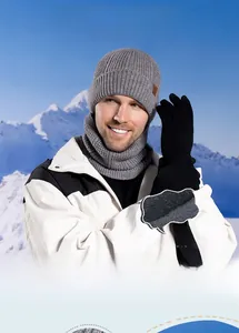 Dettaglio del set cappello e sciarpa in maglia invernale con spessa fodera in pile grigio
