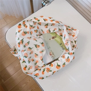Détail du sac cabas en coton blanc avec motifs floraux de tulipes orange éclatantes