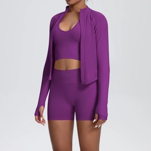 Détail d'un ensemble de fitness violet 3 pièces avec veste à trous pour les pouces