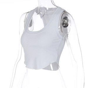 Vue détaillée d'un crop top blanc en maille côtelée avec ourlet incurvé sur mannequin