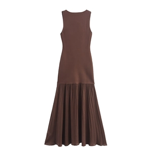 Elegante abito smanicato in maglia marrone scuro con fondo a balze a sirena