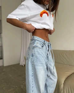 Detail der hellblauen High-Waist-Jeans mit weitem Bein an einem Model gezeigt