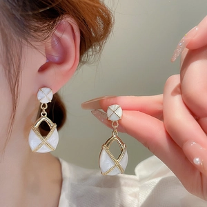Boucles d'oreilles vintage géométriques en émail blanc et lignes dorées torsadées pour femme