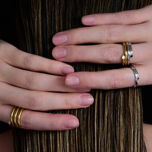 Eleganti anelli multistrato in oro e argento in acciaio inossidabile indossati da una modella
