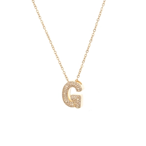 Detailansicht der goldenen Halskette mit einem mit Zirkonia besetzten Buchstaben-G-Anhänger