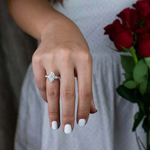 Elegante anello di fidanzamento con tre pietre di zircone a taglio marquise in argento