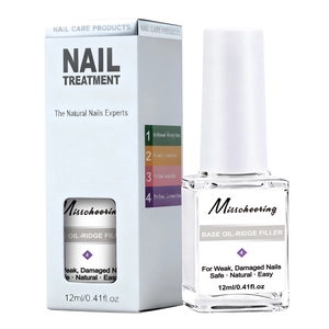 Gros plan sur le vernis base combleur de stries 12ml pour ongles abîmés et fragiles