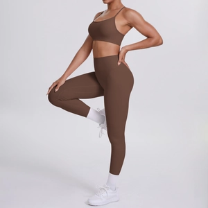 Detail von braunem Sport-BH mit Überkreuz-Rücken und High-Waist-Leggings aus nahtlosem Stoff