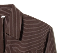 Dettaglio camicia a righe che mostra cucitura spalla, colletto ed etichetta taglia S