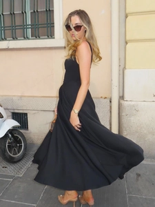 Robe longue noire élégante à col carré sans manches avec ourlet fluide style urbain chic