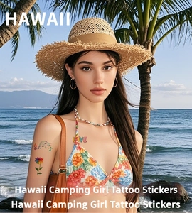Détail d'un tatouage éphémère Hawaii avec motifs floraux et texte LOVE sur la peau