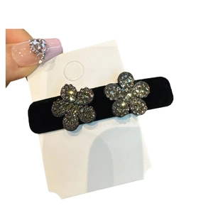 Elegante fermaglio per capelli in velluto nero con due fiori di strass luccicanti