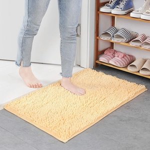 Absorberende antislip beige chenille vloermat voor badkamer of entree in huis