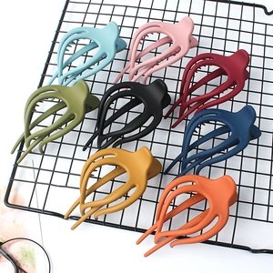 Lot de 8 pinces à cheveux mates ajourées en couleurs variées sur une grille noire