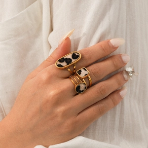 Dreiteiliges Set goldener Edelstahlringe mit Leopardenmuster in geometrischen Formen
