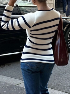 Vue de rue du haut en tricot à rayures pour femmes à manches longues et coupe ajustée