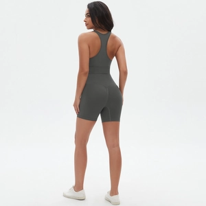 Vista posteriore della tuta da yoga grigio scuro senza cuciture con dorso a vogatore