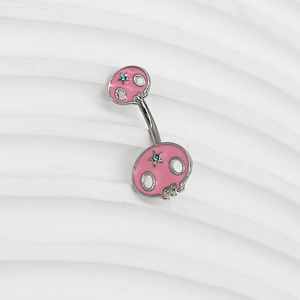 Gros plan d'un piercing nombril double crâne en émail rose et cristaux étoiles bleus