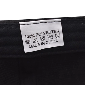 Dettaglio dell'etichetta del materiale 100% poliestere e istruzioni di lavaggio del berretto