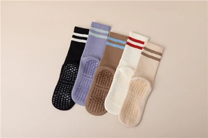 Détail des grips en silicone antidérapants et du texte Yoga Sports sur cinq paires de chaussettes