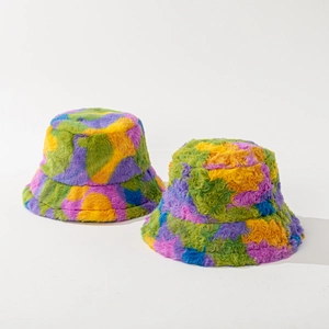 Detailansicht von zwei bunten Anglerhüten aus Kunstkaninchenfell mit weicher Plüschtextur.