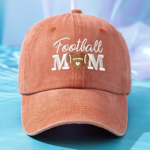 Détail de la broderie Football MOM sur une casquette de baseball en coton orange délavé