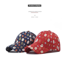 Détails de casquettes de baseball bleu marine et rouge avec motifs traditionnels chinois
