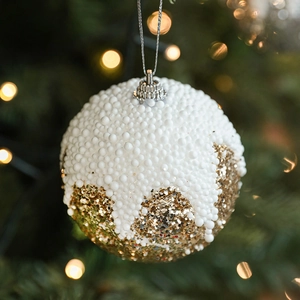 Boule de Noël scintillante blanche et dorée avec texture mousse et paillettes
