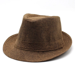 Vue détaillée de la texture tissée marron foncé et silhouette classique d'un chapeau fedora
