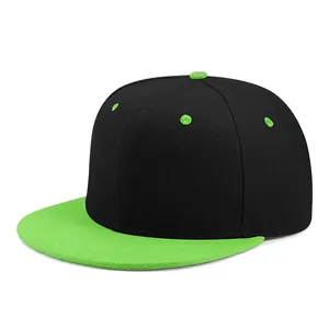 Dettaglio del cappello snapback nero con visiera verde neon e occhielli a contrasto