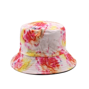 Dettaglio della stampa floreale tropicale tie-dye con cuciture rinforzate sul cappello