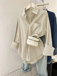 Chemisier décontracté beige à manches longues pour femme avec jean en denim bleu clair