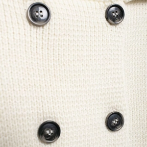 Gilet en maille blanc pour femme avec boutons en marbre gris foncé et texture douce