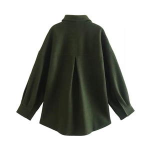 Détail de la veste en tweed vert foncé montrant le grand pli plat au dos de l'habit