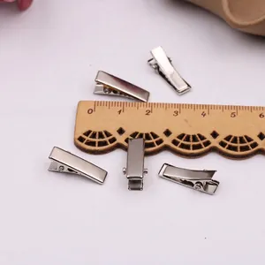 Makroaufnahme von 2cm silbernen Metall-Haarspangen mit Lineal als Größenreferenz